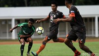 Tertinggal dua gol, para pemain Semen Padang bermain agresif. Striker seleksi asal Chad Karlnwx Barthelemy pun sukses memperkecil kedudukan menjadi 2-1 melalaui titik putih.