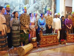 Warga Italia Antusias Mainkan Gamelan Bali