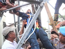 Aksi Wakil Bupati Naik Tower Gagalkan Ayah-Anak Bunuh Diri