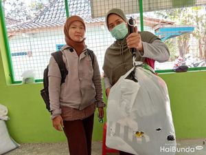 Bunda Kreatif, Kumpulkan Sampah Plastik Berbuah Rupiah Bunda Kreatif, Kumpulkan Sampah Plastik Berbuah Rupiah