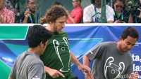 Duel kedua tim ini berakhir dengan skor 4-4. Puyol berhasil mencetak satu gol dalam laga ini.