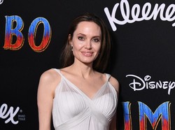 Antarkan Anak Sekolah di Korea, Angelina Jolie Mengaku Emosional