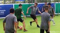 Terdapat dua tim dalam laga ini, yakni Tim Puyol dan Tim Ponaryo.