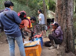 Di Ketinggian Gunung Semeru hingga Rinjani Tetap Bisa Jajan Cuanki dan Gorengan