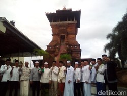 Salam 2 Jari Salim Segaf di Kompleks Menara Kudus Diprotes Pengurus