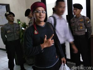 Pria Mengaku Bonek Hijrah Ingin Beri Peci ke Ahmad Dhani Pria Mengaku Bonek Hijrah Ingin Beri Peci ke Ahmad Dhani