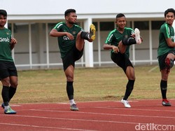 Sejumlah pemain Timnas melakukan pemanasan.