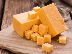 Ngevlog di Pabrik Keju Tua, Vlogger Ini Makan Keju Berusia 80 Tahun