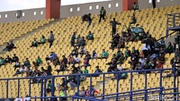 Di salah satu bagian stadion nampak sejumlah Bonek atau pendukung Persebaya duduk di bangku penonton usai menyaksikan pertandingan Persebaya melawan Perseru Serui.