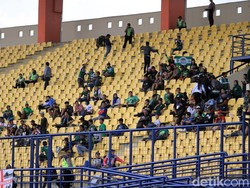 Di salah satu bagian stadion nampak sejumlah Bonek atau pendukung Persebaya duduk di bangku penonton usai menyaksikan pertandingan Persebaya melawan Perseru Serui.
