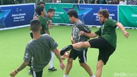 Laga futsal ini merupakan bagian dari rangkaian kegiatan UEFA Champhions League Trophy Tour.