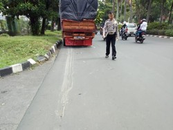 Asyik Bersepeda, Seorang Pria di Surabaya Tewas Diseruduk Truk