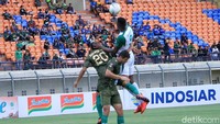 Kedua tim masih sama-sama bermain terbuka dan saling jual beli serangan.