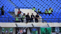 Tiket pertandingan Persib vs Perseru itu pun disebut tak laku. Jika pada dua pertandingan sebelumnya, para suporter memenuhi stadion, kini usai Persib gugur dari Piala Presiden 2019 para suporter pun mulai tak tampak di Stadion Si Jalak Harupat.