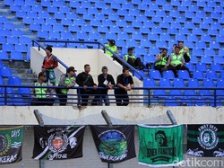 Tiket pertandingan Persib vs Perseru itu pun disebut tak laku. Jika pada dua pertandingan sebelumnya, para suporter memenuhi stadion, kini usai Persib gugur dari Piala Presiden 2019 para suporter pun mulai tak tampak di Stadion Si Jalak Harupat.