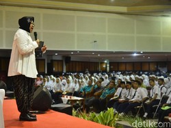 Risma Ingatkan Ribuan Pelajar SMP di Surabaya Bahaya Narkoba