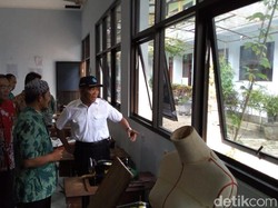 Mendikbud Kecewa Banyak Alat Praktik Terendam Banjir di SMA/SMK Ponorogo