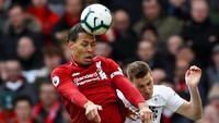 Virgil van Dijk kembali memperlihatkan performa solid sekalipun Liverpool kemasukan dua gol Burnley kala menang 4-2. Bek tengah Belanda itu membuat tekel krusial yang menggagalkan serangan Burnley yang berpotensi menciptakan gol kedua. Foto: Reuters