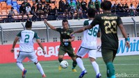 Persebaya hampir saja takluk dari Tira-Persikabo di Stadion Si Jalak Harupat, Soreang, Kabupaten Bandung, Selasa (12/3/2019). Beruntung, dua peluang emas tak mampu membobol gawang Abdur Rohim dan Persebaya lolos dari kekalahan.
