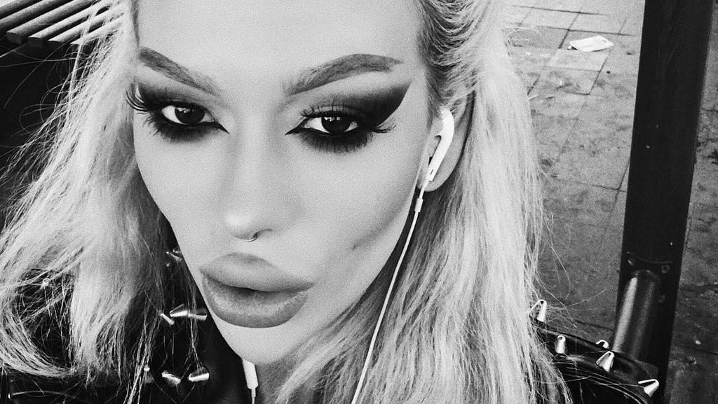 Penampilan Seram Wanita yang Operasi Plastik Jadi Barbie Versi Gothic Penampilan Seram Wanita yang Operasi Plastik Jadi Barbie Versi Gothic
