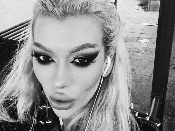 Penampilan Seram Wanita yang Operasi Plastik Jadi Barbie Versi Gothic