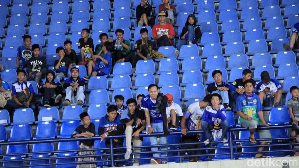 Laga Persib Bandung sepi penonton. (Foto: Wisma Putra)