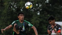 Babak pertama, Indra Sjafri terlihat lebih banyak menurunkan pemain lapis keduanya yakni Satria Tama, Freydian Wahyu, Kadek Raditya, Bagas Adi Nugroho, Samuel Christianson, TM Ichsan, Mahir Radja, Hanif Sjahbandi, Billy Keraf, Feby Eka Putra, Osvaldo Haay.