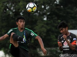 Babak pertama, Indra Sjafri terlihat lebih banyak menurunkan pemain lapis keduanya yakni Satria Tama, Freydian Wahyu, Kadek Raditya, Bagas Adi Nugroho, Samuel Christianson, TM Ichsan, Mahir Radja, Hanif Sjahbandi, Billy Keraf, Feby Eka Putra, Osvaldo Haay.