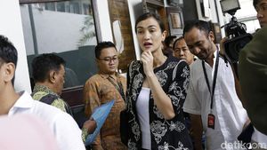 Bakti Atiqah Hasiholan pada Ratna Sarumpaet