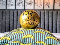 Bola dengan tanda tangan Cristiano Ronaldo di hotelnya, Pestana CR7 di Lisbon dan Funchal, Portugal (Pestana CR7)
