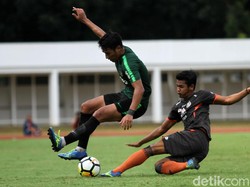 Skor 1-0 bertahan hingga babak pertama usai.