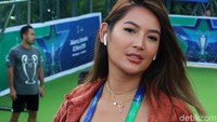 Pose Maria Selena saat menghadiri acara futsal yang diselenggarakan dalam rangka UEFA Champions League Trophy Tour.