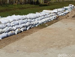 Tol Madiun Siapkan Tanggul Karung Pasir Antisipasi Banjir