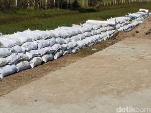 Tol Madiun Siapkan Tanggul Karung Pasir Antisipasi Banjir Tol Madiun Siapkan Tanggul Karung Pasir Antisipasi Banjir