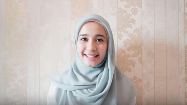 4 Tutorial Hijab Terbaru Laudya Cynthia Bella, Ala Malaysia engat Syar'i
