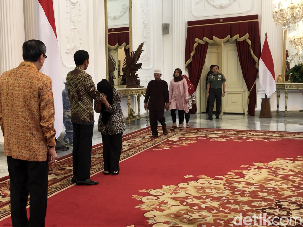 Bertemu di Istana, Siti Aisyah Cium Tangan Jokowi Tiga Kali