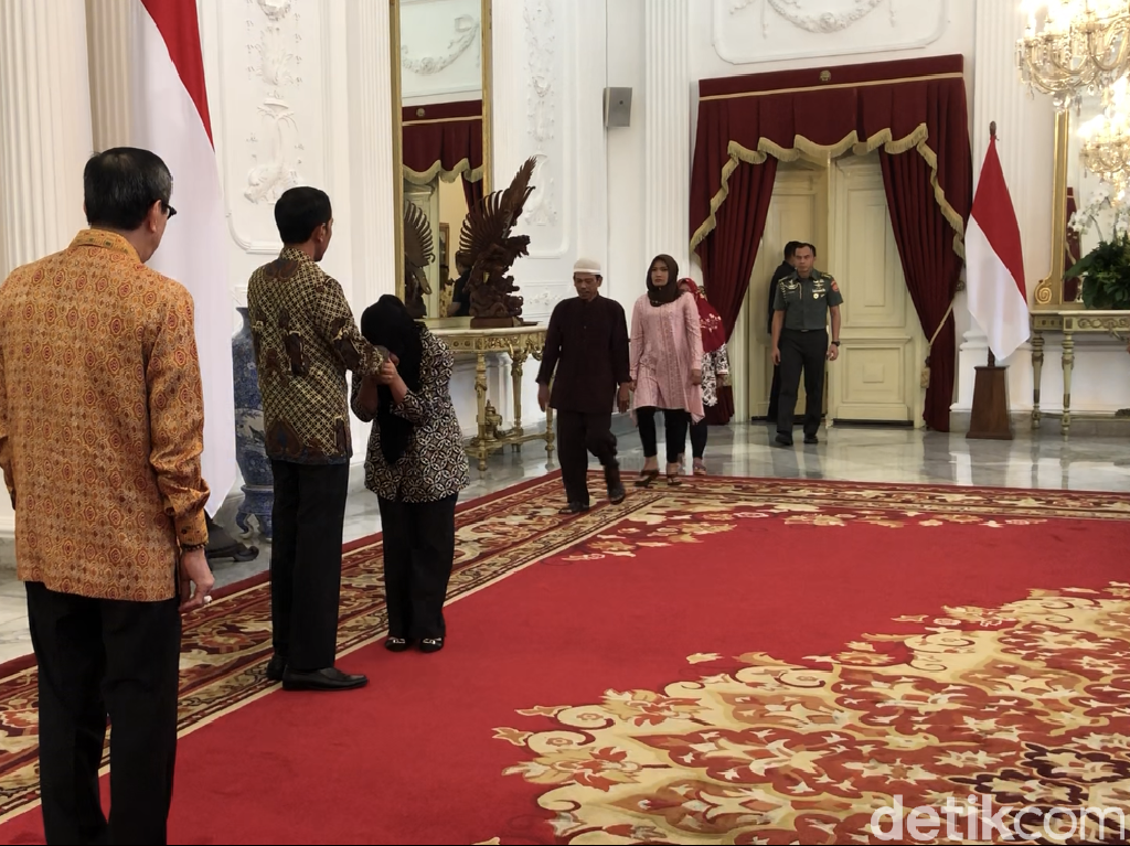 Bertemu di Istana, Siti Aisyah Cium Tangan Jokowi Tiga Kali Bertemu di Istana, Siti Aisyah Cium Tangan Jokowi Tiga Kali