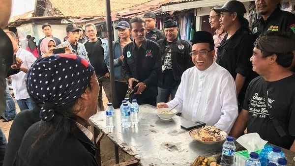 8 Momen Kulineran Tradisional ala Menhub, Budi Karya Sumadi