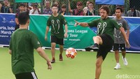 Begini gaya Puyol saat bermain futsal di Jakarta.