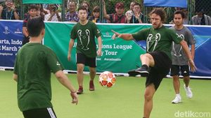 Seru Banget, Begini Gaya Puyol Main Futsal di Jakarta
