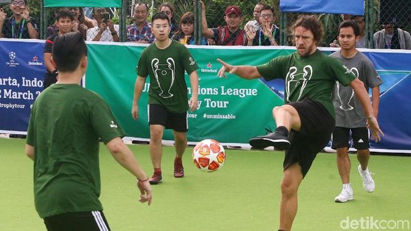 Seru Banget, Begini Gaya Puyol Main Futsal di Jakarta