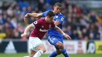 Bek kanan Lee Peltier menjadi salah satu penampil terbaik Cardiff City saat menumpas West Ham 2-0. Peltier rajin membantu penyerangan untuk membantu timnya meraih kemenangan pertama usai tiga kali kalah beruntun. Foto: Getty Images