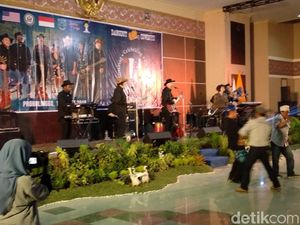 Perpaduan Grup Dangdut Asal Amerika dengan Musik Gamelan Perpaduan Grup Dangdut Asal Amerika dengan Musik Gamelan