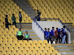 Laga pertandingan Persib Bandung melawan Perseru Serui ini menjadi persaingan dua tim untuk menghindari juru kunci Grup A.