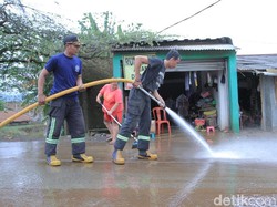 Petugas Bersihkan Lumpur Sisa Banjir di Kabupaten Bandung
