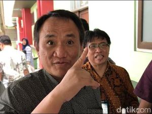 Tiba di RSKO Jakarta, Andi Arief: Ini Pemeriksaan Sukarela Tiba di RSKO Jakarta, Andi Arief: Ini Pemeriksaan Sukarela