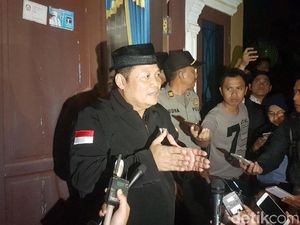 Siti Aisyah Pingsan Setiba di Kampung Halaman Siti Aisyah Pingsan Setiba di Kampung Halaman