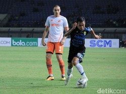 Persib menciptakan sejumlah peluang di babak pertama, namun gagal berbuah gol. Hingga jeda, skor 0-0 bertahan.