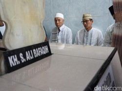 Ziarah ke Makam Wali Pitu, Sandi Usul Wisata Religi di Bali
