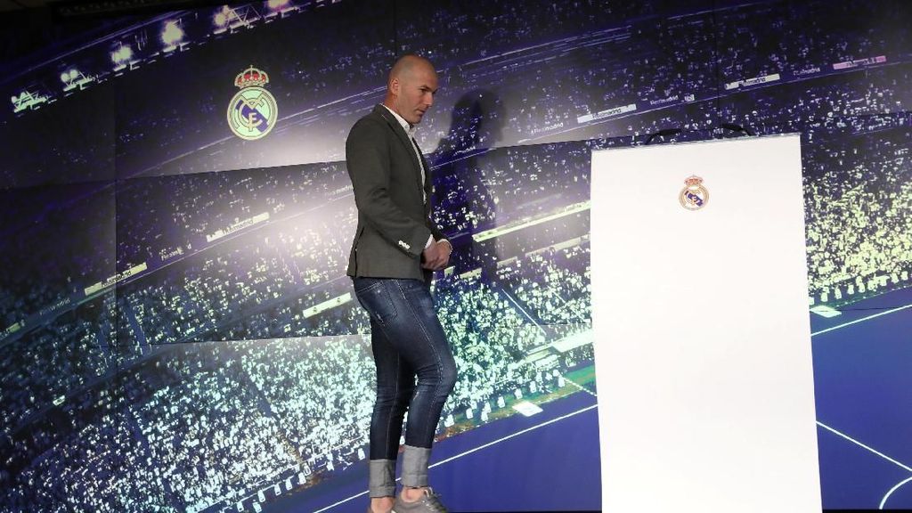 Jadi Pelatih Madrid, Gaya Zidane Pakai Skinny Jeans Diomongi Netizen